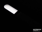Güç düğmesinin yanındaki beyaz LED ışığı kullanım sırasında yanıyor ve boşta iken yanıp sönüyor.
