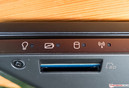 SD kart slotu durum ışıklarının sağ altına yerleştirilmiş.
