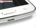 Samsungun akıllı telefonu yüksek bir kaliteye sahip ve stilistik metal bir çerçeveye sahip.