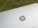 Arka kısımda göze patan HP logosu piyanı boyasıyla dahil edilmiş.