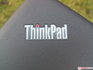 Ayırıcı ThinkPad logoları ekran ve temel ünitede yer almakta.