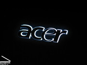 Bunun yanında kapağın arka kısmında beyaz geçişlere sahip bir Acer logosu kullanılmış. Logo karanlık ortamlarda gayet hoş gözüküyor.