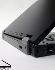 Yeni menteşelerde ThinkPad modellerine benzerlik göze çarpıyor.
