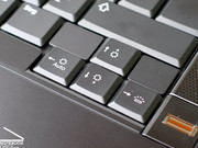 Yazı yazarken başlangıçta klavye kullanımını biraz garipsemek mümkün, çünkü klavye tuşlara kuvvetli basmanız halinde esneyebiliyor.