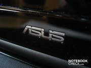 Ekranın alt tarafında Asus logosu