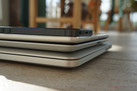Aşağıdan yukarıya: iPhone 5, iPad Air, iPad 3, MacBook Pro 13 (2013).