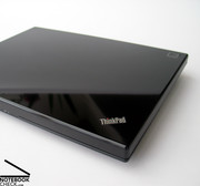 Thinkpad SL400 ilk bakışta alışılmış geleneksel Lenovo Thinkpadlerden oldukça farklı gözüküyor.
