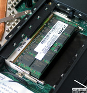 2 boş slottan sadece birisi 2048MB RAM ile dolu olduğu için halen belleği arttırmak elinizde.