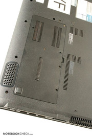 Kullanıcı laptopun alt tarafındaki panelden kolaylıkla donanım parçalarına erişebilir...