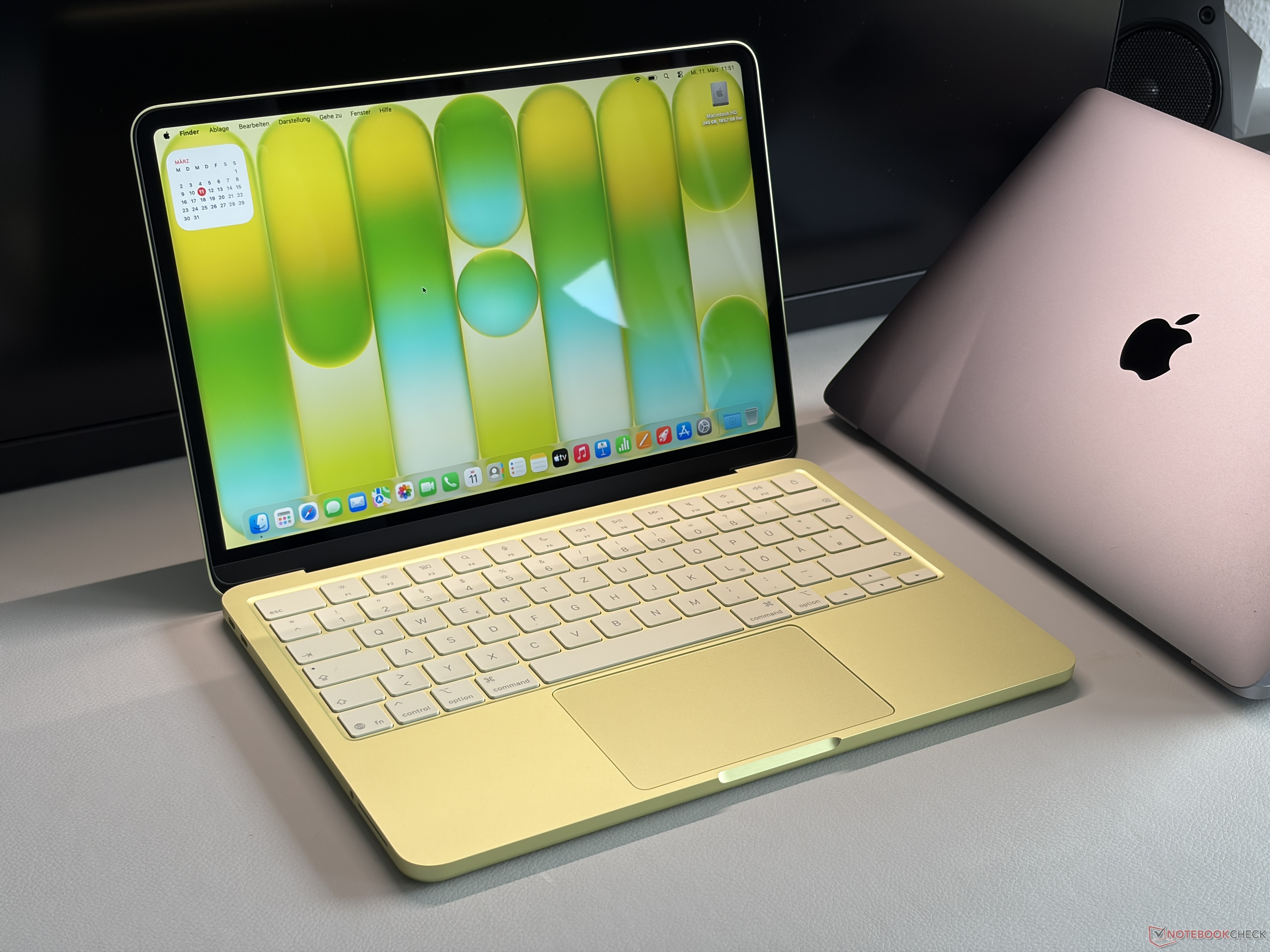 Apple MacBook ゴールド 13.3インチMacBook Air [整備済製品] 8コアCPUと7コアGPUを搭載した