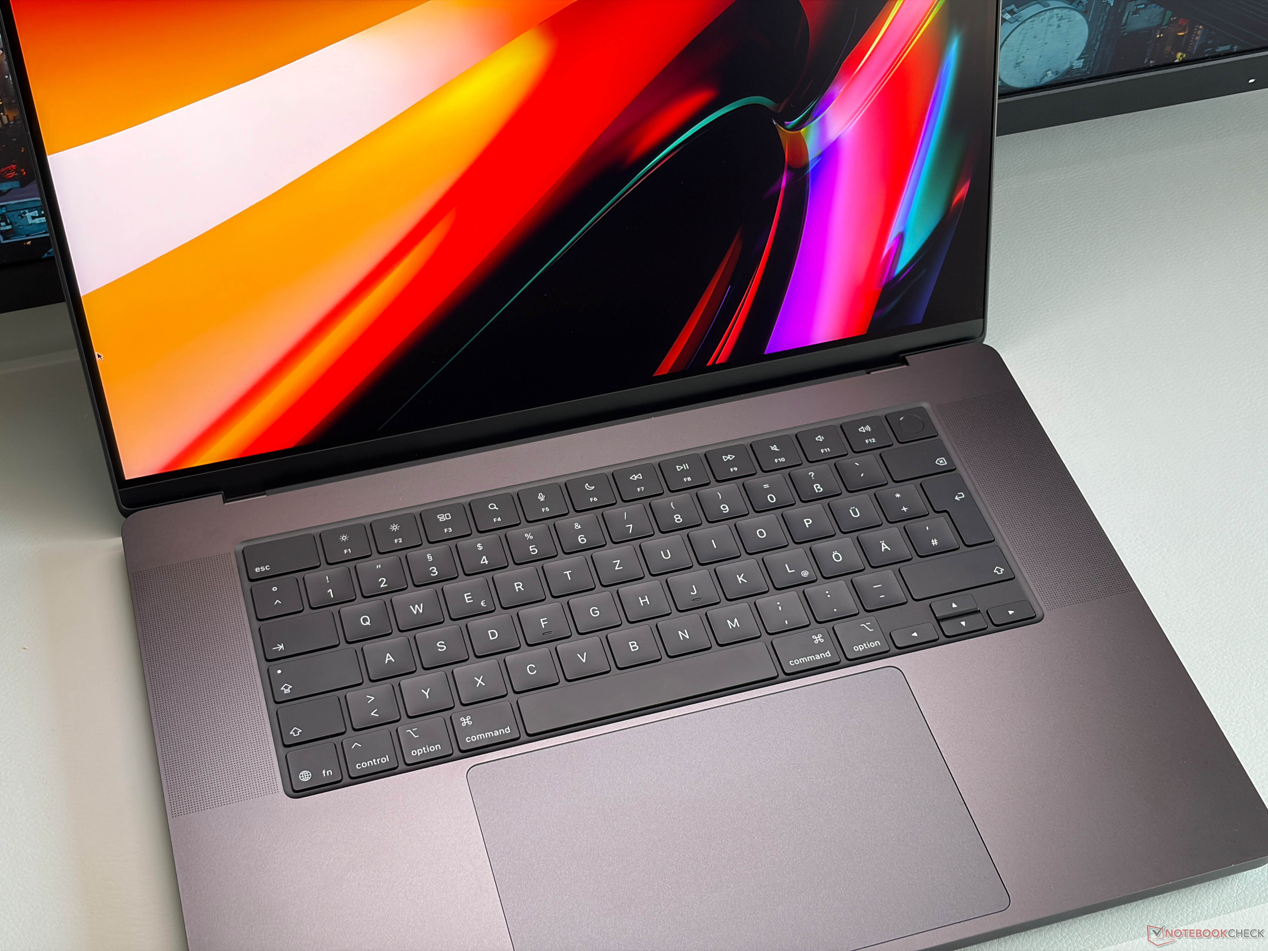 mbp_16_m5_pro_case_05.JPG