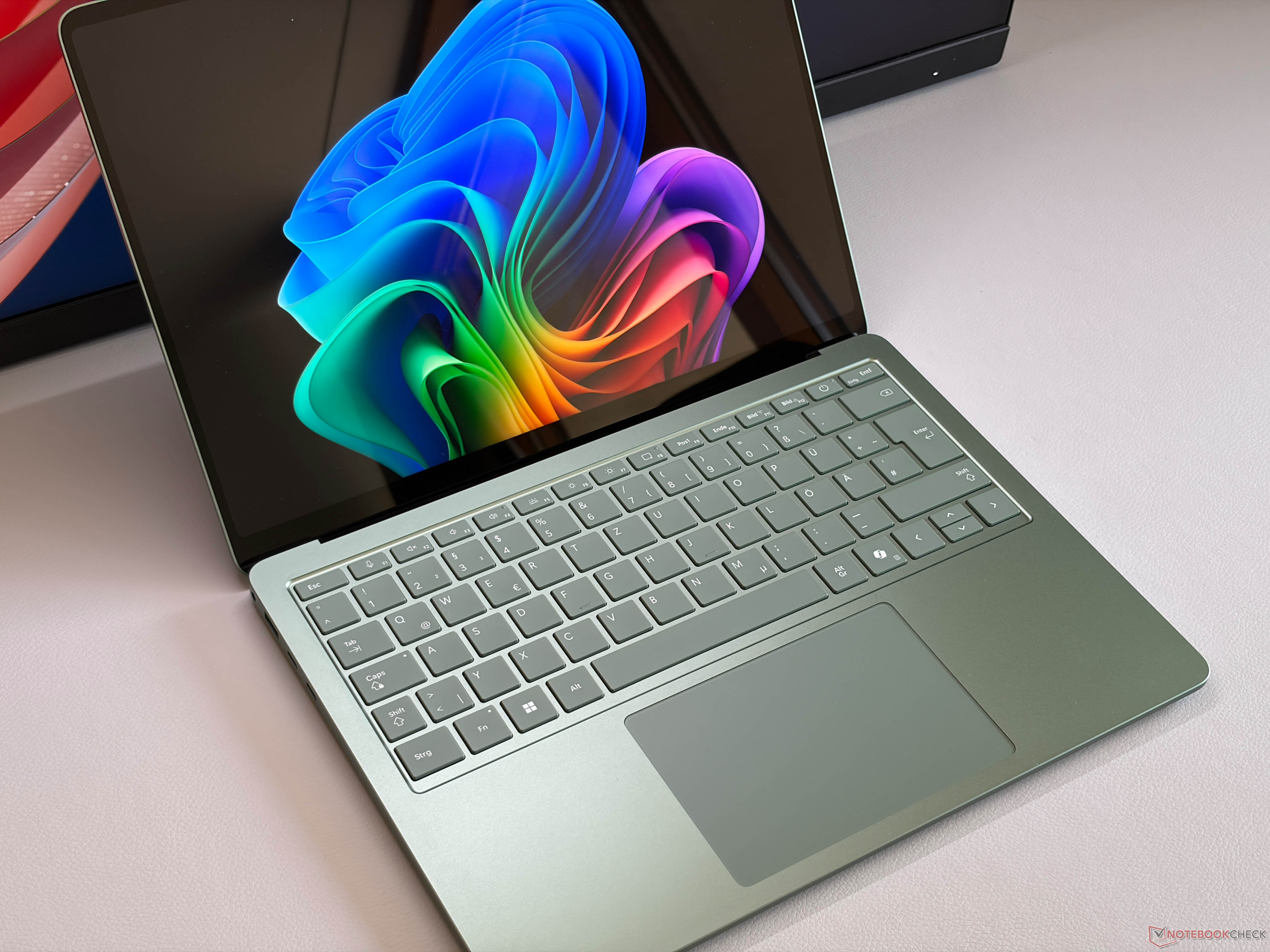 Microsoft'un yeni Surface Laptop 8 modeli çok iyi, ancak en az