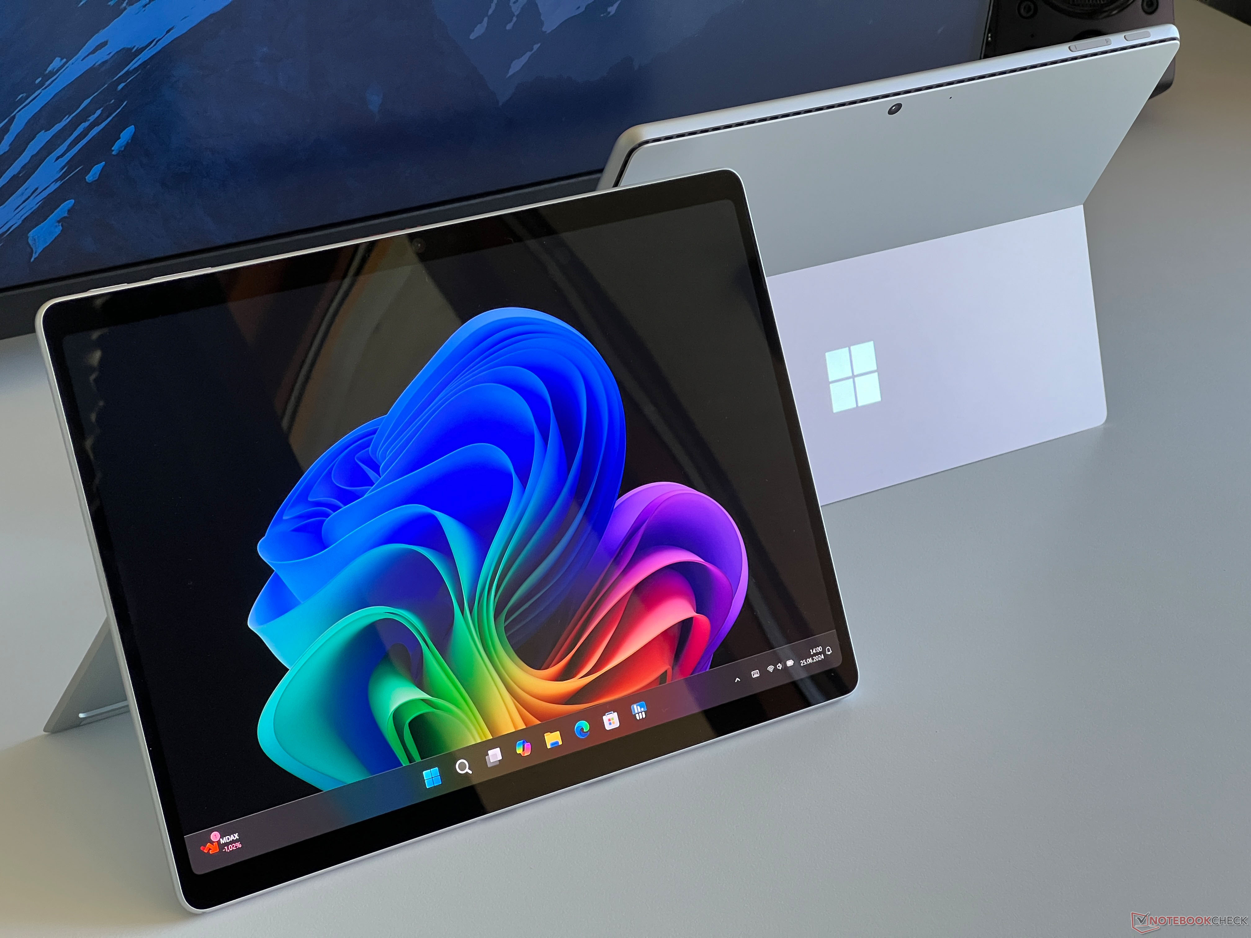 Microsoft Surface Pro OLED Copilot+ incelemesi - Şimdi Snapdragon X ...