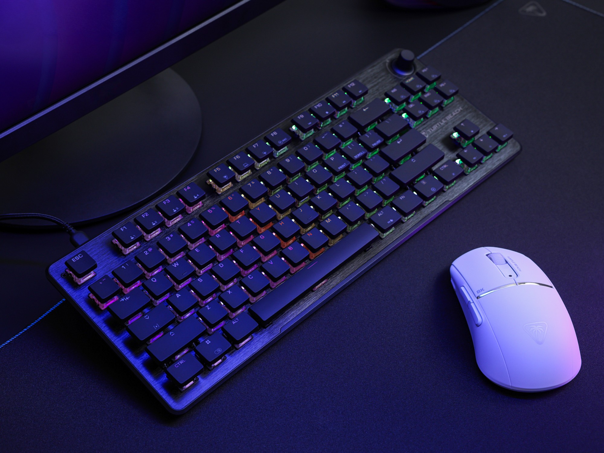 Masaüstünde farenin yanında Turtle Beach Vulcan II TKL oyun klavyesi