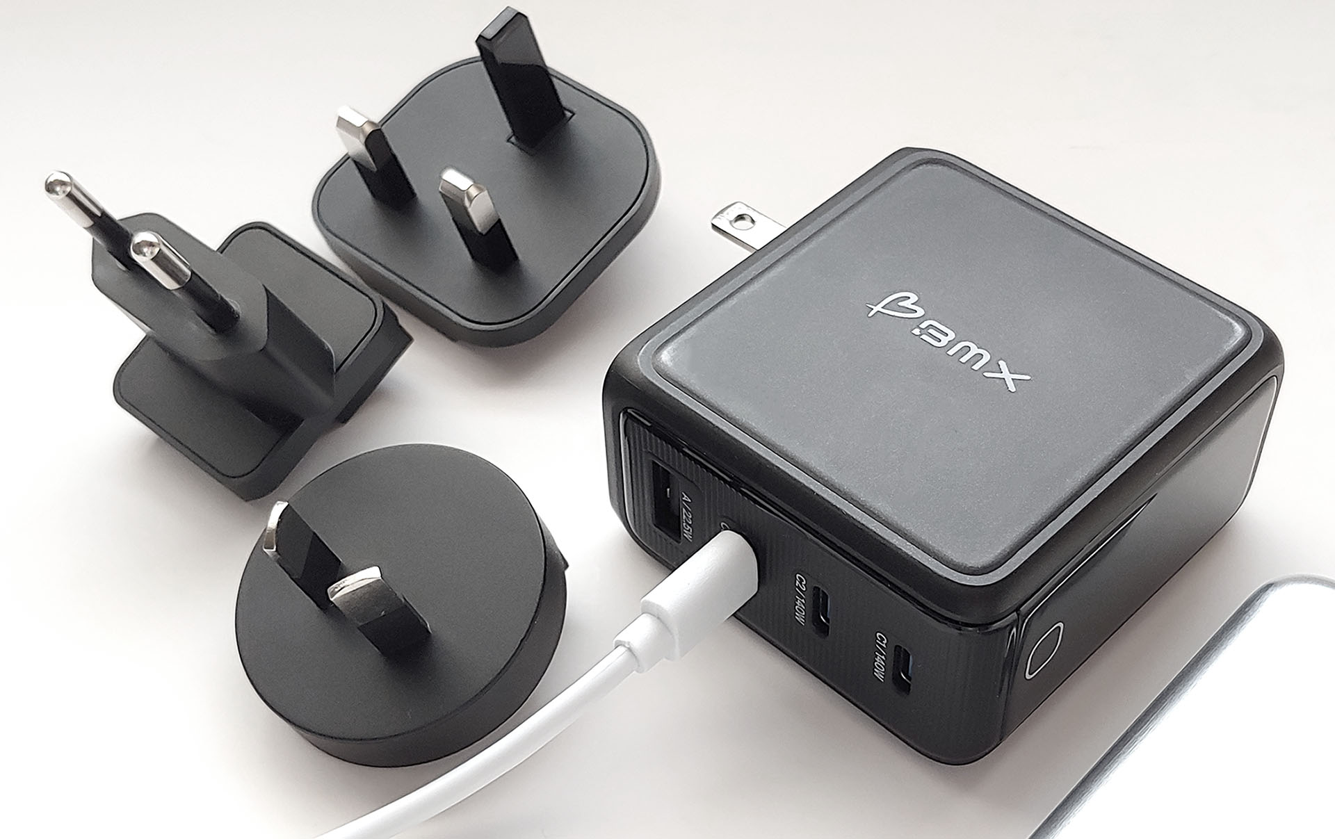 BMX GaNSTA 140W USB şarj cihazı, dünya çapında AC adaptörleri ile.