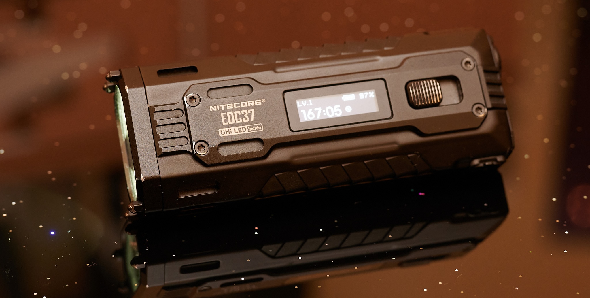 Nitecore EDC37 OLED ekrana sahiptir (Görsel kaynağı: Andreas Sebayang/Notebookcheck)