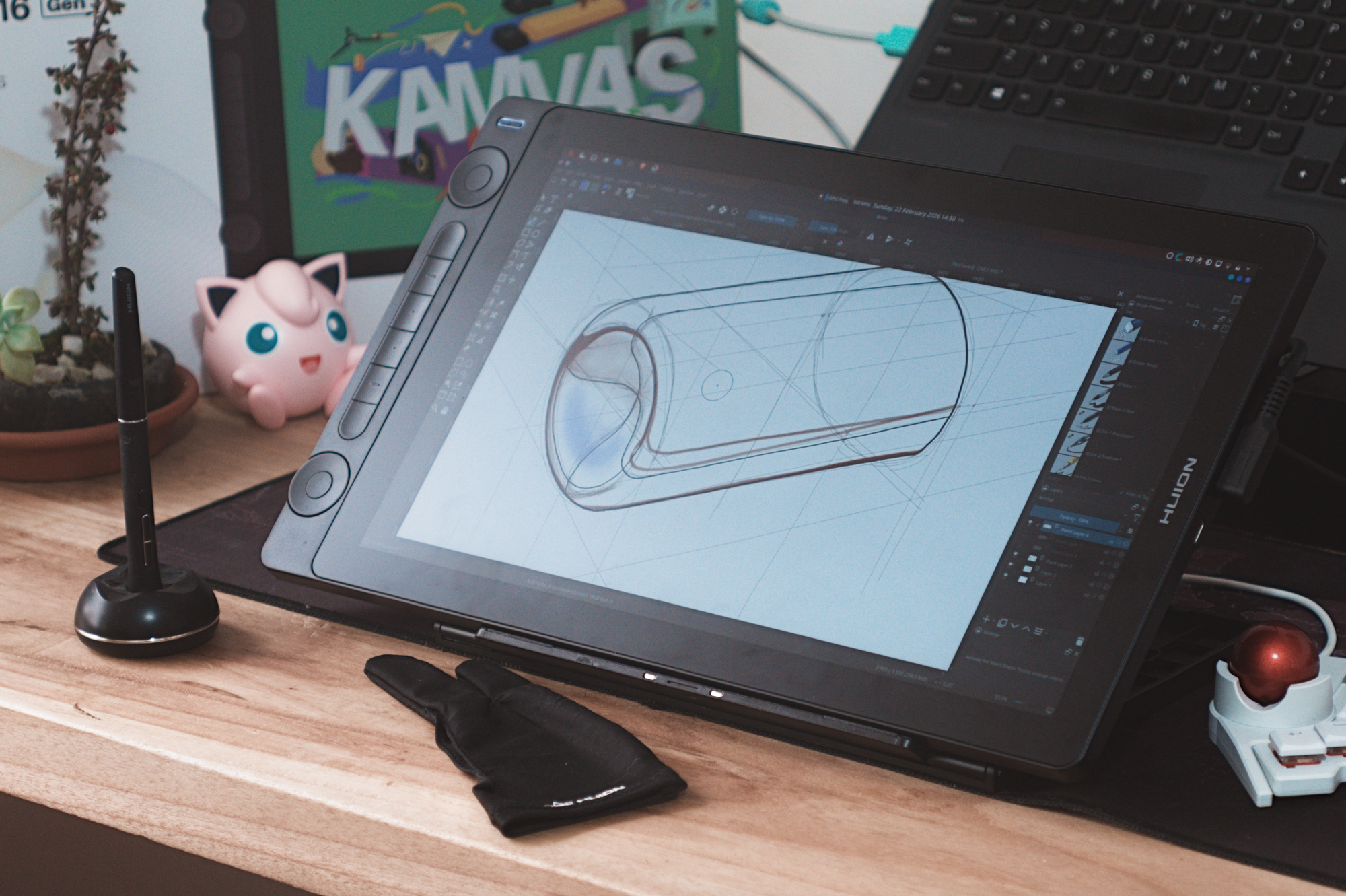 Huion Kamvas 16 Gen 3, stylus çizim eldiveni ve klavye ile masa üzerinde