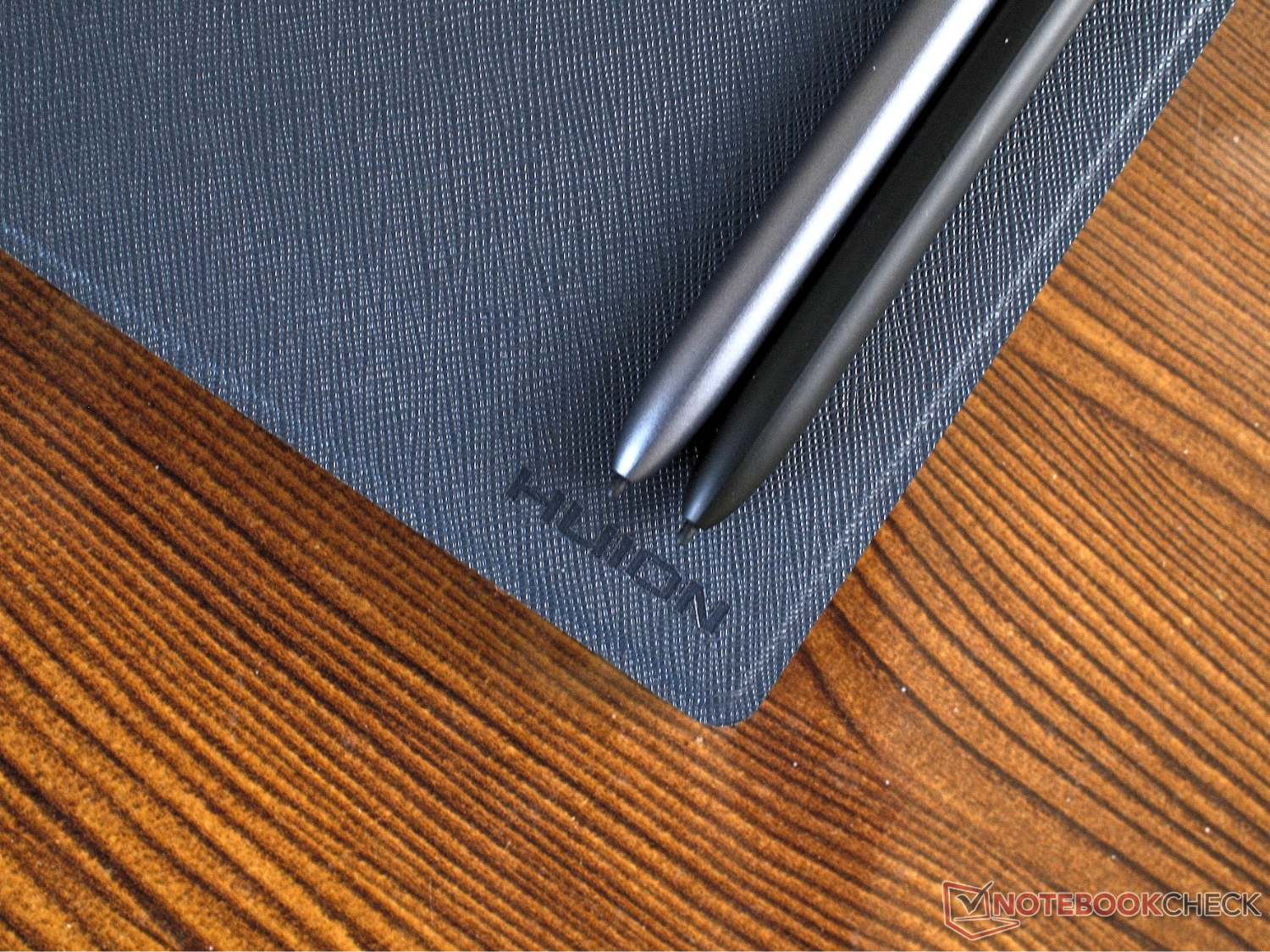 Hem Huion Ink hem de Note E, farklı modeller olmakla birlikte, her ikisi de stylus kalemlerle birlikte gelir.