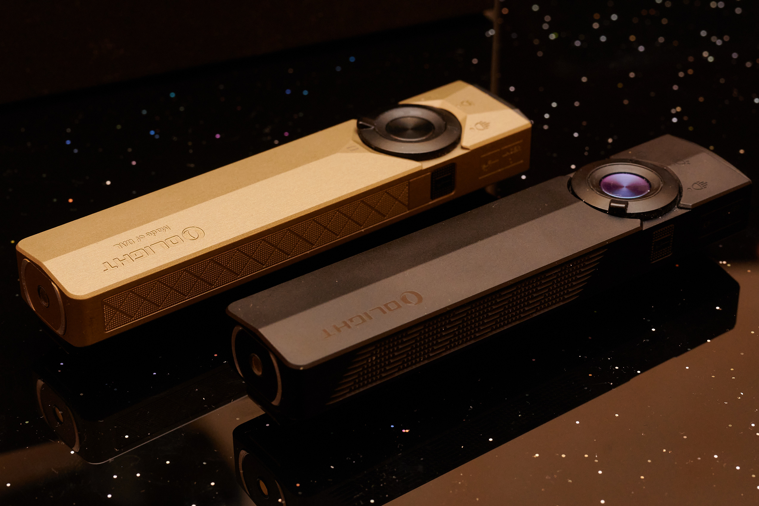 Arkpro Ultra (üstte) ve Arkpro (altta, siyah) testte. (Görsel kaynağı: Andreas Sebayang/Notebookcheck.com)