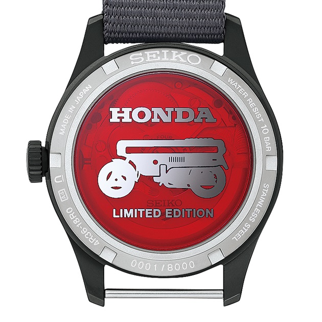 Seiko 5 Sports Field x Honda Motocompo Sınırlı Sürüm modelinin arka görünümü; Motocompo silueti ve kazınmış seri numarasının yer aldığı şeffaf kasa arka kapağını göstermektedir.