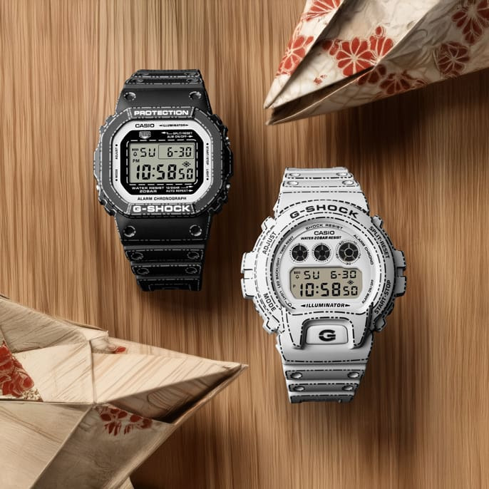 Casio G-Shock DW-5600RGM-1 (solda) ve DW-6900RGM-5 (sağda).
