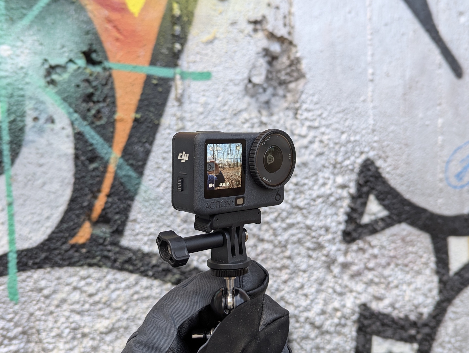 DJI Osmo Action 6 bir grafiti duvarının önünde
