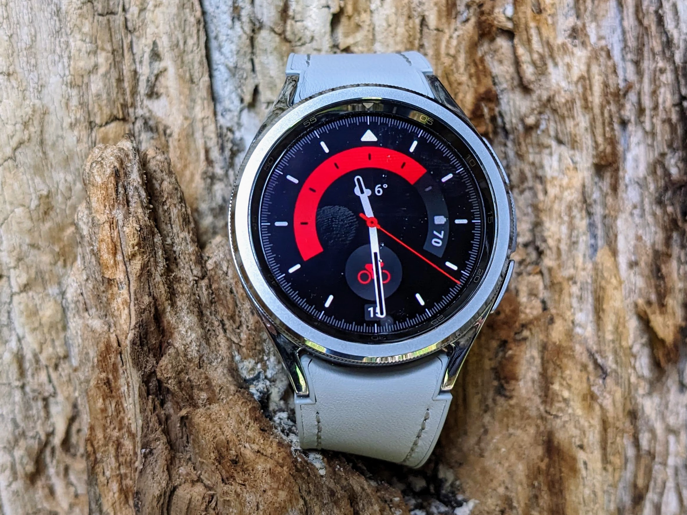 Samsung Galaxy Watch6 Classic 43 mm LTE akıllı saat incelemede