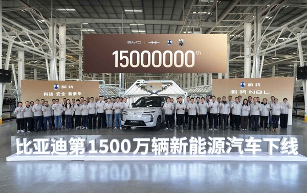 Üretim rekoru: BYD 15 milyonuncu Yeni Enerji Aracının (NEV) üretimini kutladı. Bir Denza N8L, yıldönümü modeli olarak Çin'deki Jinan fabrikasında montaj hattından çıktı. (Resim: BYD)