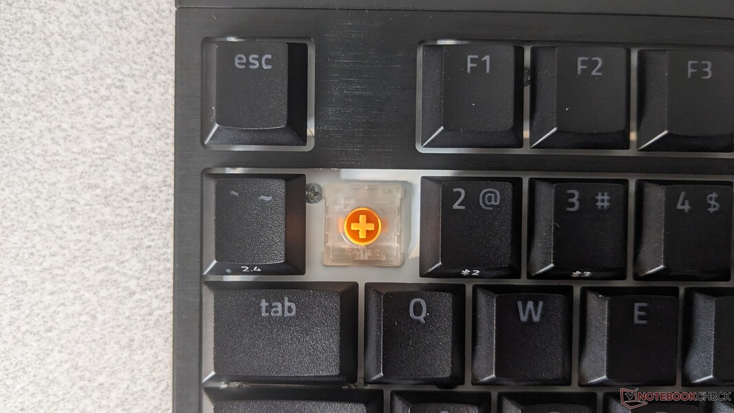 BlackWidow V4 HyperSpeed TKL'de düşük profilli dokunsal turuncu anahtarlar