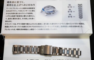 Casio Oceanus OCW-P3000’in kasa ve kordon bileşenleri ayrı ayrı gösterilerek titanyum yapısı ve kaplaması vurgulanmıştır.