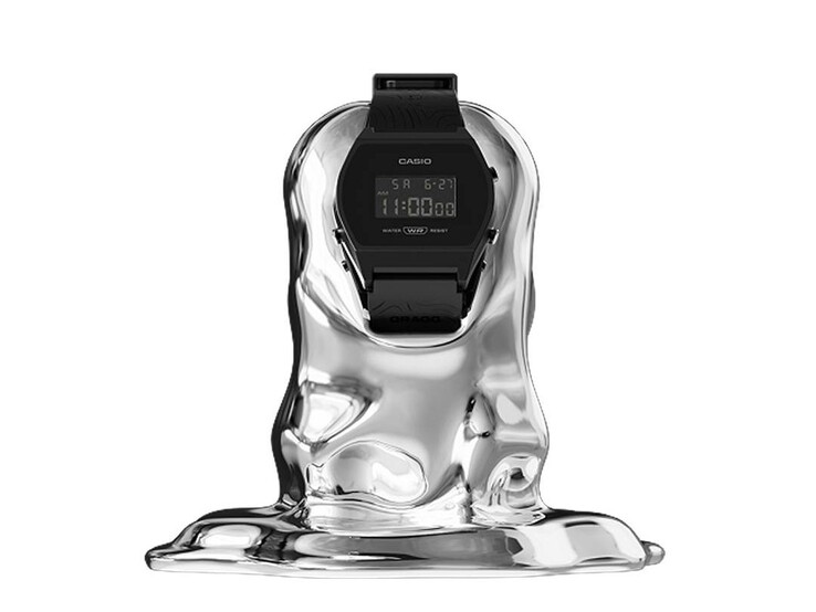 Beyaz bir arka plan üzerinde, heykelsi gümüş bir sergileme standına yerleştirilmiş Casio x GRAGG LW-204GRAGG-1BDF dijital saat.