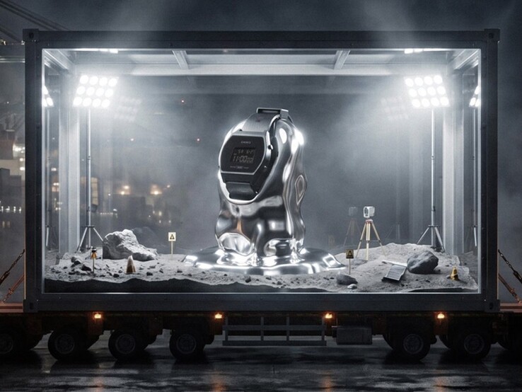 Casio x GRAGG LW-204GRAGG-1BDF, ay temalı bir arka planın bulunduğu cam bir enstalasyonun içinde gümüş rengi standında sergileniyor.
