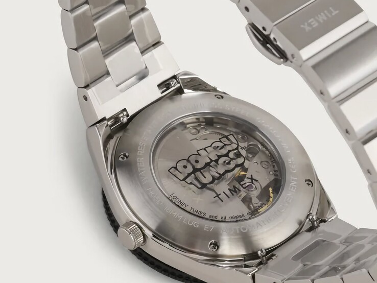 Şeffaf penceresinden otomatik mekanizmanın görülebildiği sergileme arka kapağı ve çevresindeki Looney Tunes markalamasıyla Timex Looney Tunes x M79 Automatic'ın arkadan görünümü.