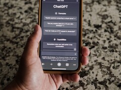 ChatGPT arayüzü açık olan bir akıllı telefonu tutan bir el