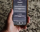 ChatGPT arayüzü açık olan bir akıllı telefonu tutan bir el