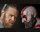 Ryan Hurst ve God of War oyunundan yüz yüze Kratos heykeli. (Resim kaynağı: X üzerinden Prime Video)