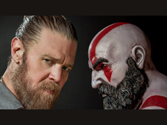 Ryan Hurst ve God of War oyunundan yüz yüze Kratos heykeli. (Resim kaynağı: X üzerinden Prime Video)