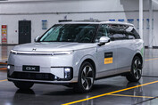 İlk seri üretim Xpeng GX robotaxi üretim hattından çıktı