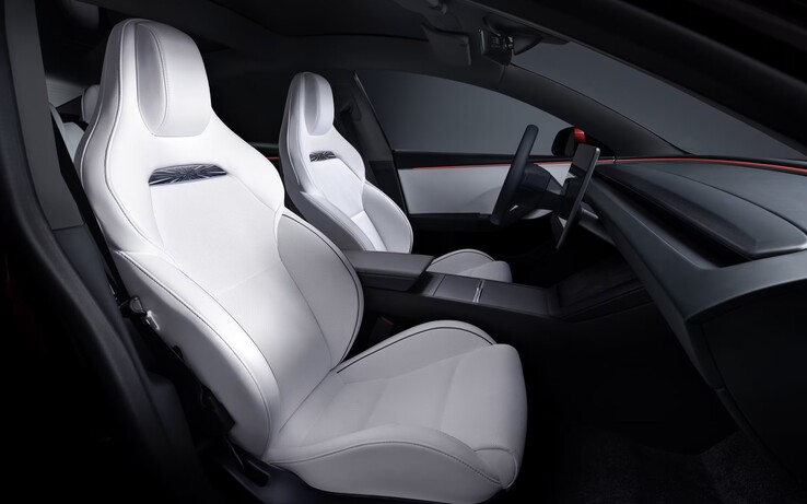 Model 3 Performance'ın yeni siyah tavan döşemesi