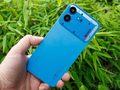 Nothing Phone (4b), polikarbonat gövdeye ve IP64 koruma derecesine sahiptir.