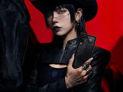 Yaklaşan oyun telefonu 7,000mAh bataryaya sahip olacak. Resimde: 11 Air'i tutan bir kadının yer aldığı tanıtım görseli. (Resim kaynağı: RedMagic)