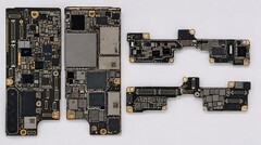 İddia edilen iPhone Ultra katlanabilir modelinin ana kartı; görüntü muhtemelen yapay zeka tarafından düzenlenmiştir