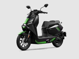 Tam ışık altında scooter