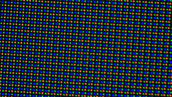 OLED ekran bir kırmızı, bir mavi ve iki yeşil LED'den oluşan bir RGGB alt piksel matrisi kullanır.