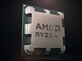 AM5 tabanlı modern bir AMD Ryzen CPU'nun neye benzediğini gösteren bir çip çekimi