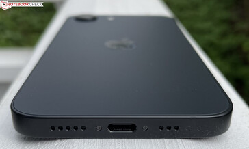 Alt: mikrofonlar, USB-C 2.0, hoparlör (görsel kaynağı: Manuel Masiero)