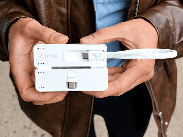 Sharepower Taşınabilir Şarj Cihazı, entegre bir kabloya ve katlanabilir bir USB-C konektörüne sahiptir.