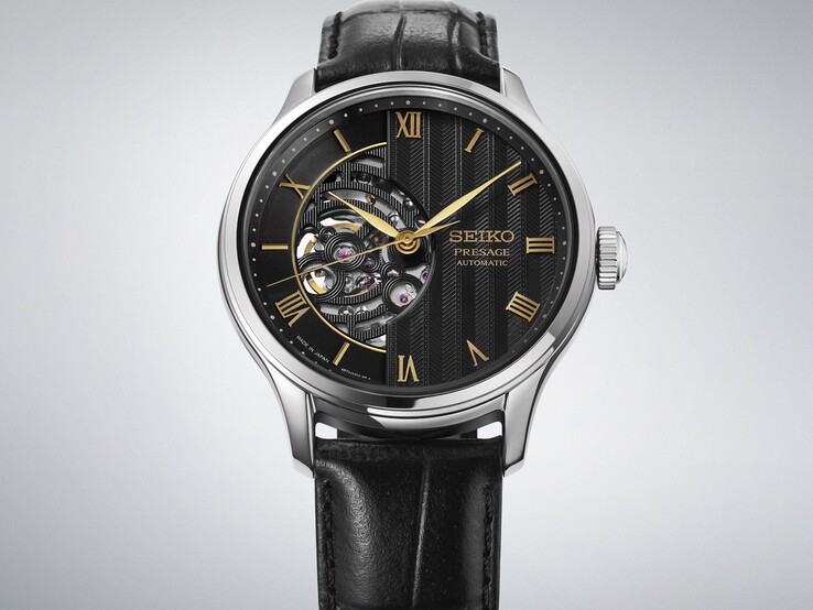 Seiko Presage Japanese Garden HCB008, paslanmaz çelik kasası, siyah kadranı ve siyah deri kayışıyla açılı bir açıdan gösterilmiştir.