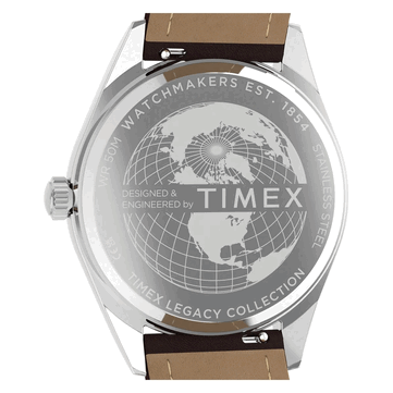 Timex Legacy Day and Date’in, küre gravürü ve Timex logosu bulunan paslanmaz çelik arka kapağını ve kahverengi deri kayışını gösteren arkadan görünümü.