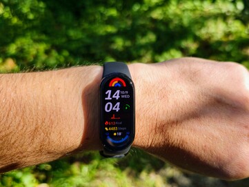 Smart Band 9'un ekranını güneş altında okumak çok kolay.